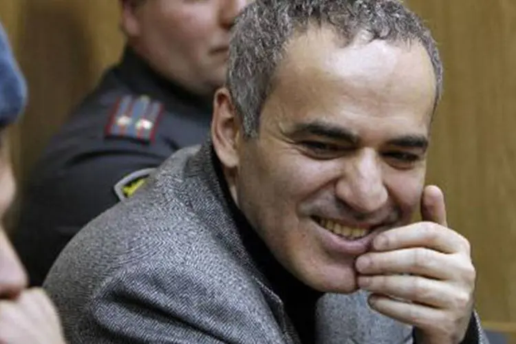 Opositor russo Garry Kasparov (d): prisão "não era uma medida proporcionada para a manutenção da ordem pública", disseram juízes europeus (Alexey Sazonov/AFP)