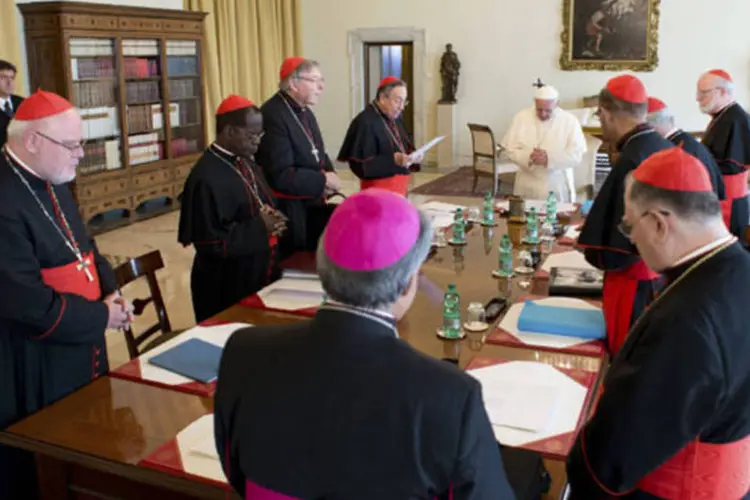 Papa Francisco com grupo de clérigos: o Conselho, apelidado de "G8 do Vaticano", se reuniu com o papa durante três dias (Osservatore Romano/Reuters)