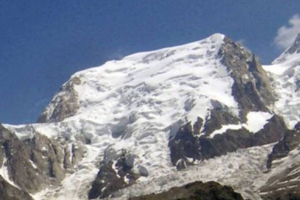 Falha em teleférico deixa 33 pessoas presas sobre Mont-Blanc