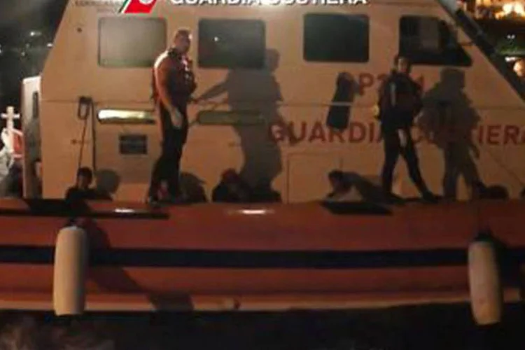 Imagem extraída de um vídeo da Guarda Costeira italiana: Guarda Costeira informou que cerca de 200 pessoas ainda estão desaparecidas (AFP)