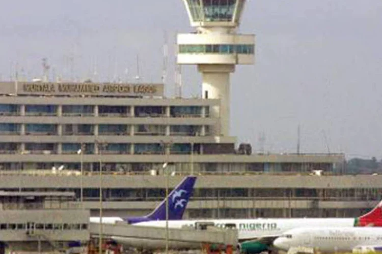 Aeroporto Internacional Murtala Mohammed, em Lagos: "havia 20 pessoas a bordo, 13 passageiros e sete membros da tripulação", declarou porta-voz do governo (Pius Utomi Ekpe/AFP)