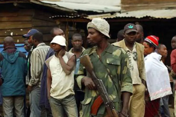 Soldado do movimento M23 com jovens: "anunciamos uma lei relativa à proteção das crianças-soldados", disse secretária adjunta de Estado para a África (Junior D. Kannah/AFP)