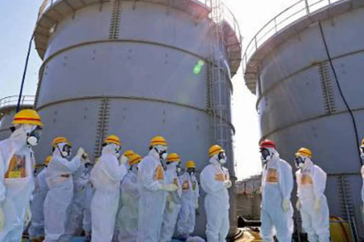 Inspetores na central nuclear de Fukushima: visita será para avaliar as tarefas de limpeza na área da central nuclear (Japan Pool/AFP)