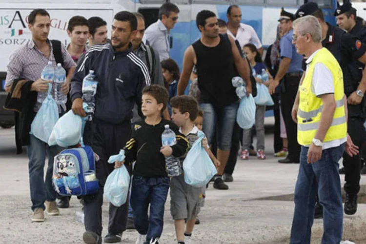 Sobreviventes de naufrágio em Lampedusa, na Itália: entre os sobreviventes há seis mulheres e 40 jovens (Antonio Parrinello/Reuters)