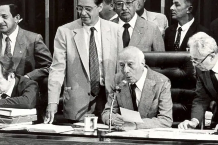 Parlamentares durante promulgação da Constituinte: “na época, em 1988, havia uma grande desconfiança do Poder Executivo originário do governo militar", disse jurista (Arquivo Agência Brasil)