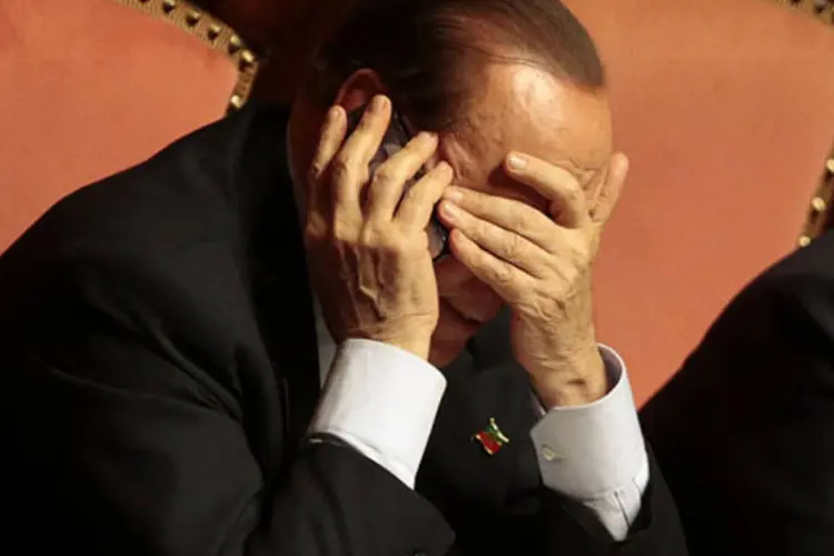 
	Silvio Berlusconi ao celular:&nbsp;ex-primeiro-ministro teria pagado em pelo menos 10 ocasi&otilde;es para manter rela&ccedil;&otilde;es sexuais com marroquina conhecida como Ruby
 (Tony Gentile/Reuters)