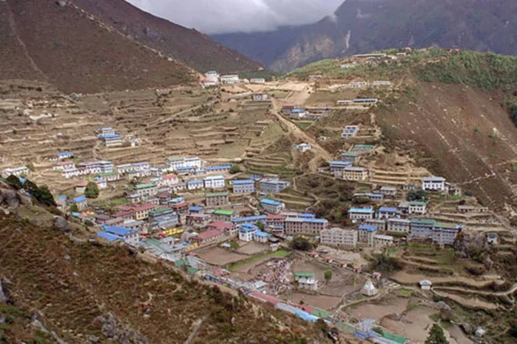 
	Regi&atilde;o montanhosa do Nepal: nos &uacute;ltimos dois dias, o Nepal foi castigado por pesadas chuvas trazidas pelo ciclone que caiu sobre a vizinha &Iacute;ndia
 (Wikimedia Commons)