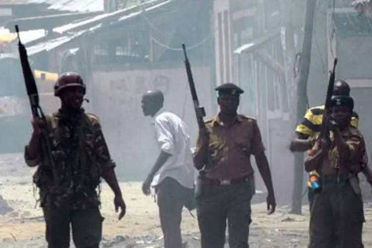 
	Integrantes das for&ccedil;as de seguran&ccedil;a quenianas:&nbsp;incidente aconteceu em uma movimentada boate
 (AFP)