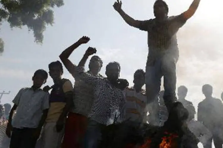 Manifestantes indianos protestam no estado de Andhra Pradesh: para opositores, criação de Estado abre "caixa de Pandora" ao dar razão a grupos minoritários (Noah Seelam/AFP)