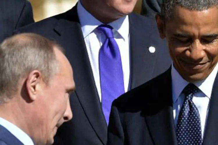
	O presidente russo, Vladimir Putin (e), passa pelo presidente americano Barack Obama: a imprensa norte-americana acompanha com expectativa o encontro dos dois presidentes
 (Jewel Samad/AFP)