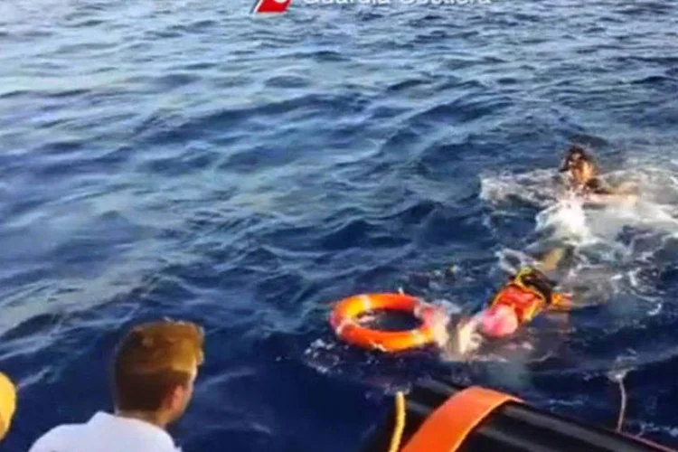 
	Naufr&aacute;gio: oito imigrantes, sete mulheres e um homem, permanecem sob cust&oacute;dia dos guardas, enquanto um homem que foi achado na &aacute;gua foi transferido a um hospital, onde morreu
 (Italian Coast Guard/Handout via Reuters)
