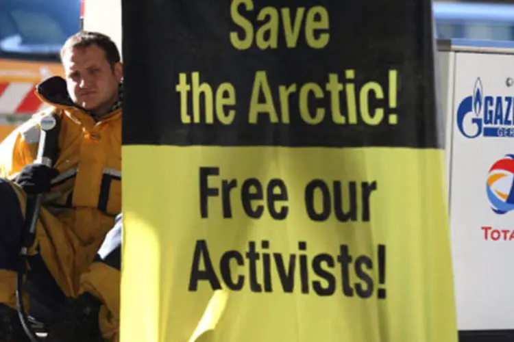 
	Protesto na Alemanha por ativistas do Greenpeace presos na R&uacute;ssia:&nbsp;tribunais concederam liberdade mediante pagamento de fian&ccedil;a de 2 milh&otilde;es de rublos (46 mil euros)
 (Getty Images)