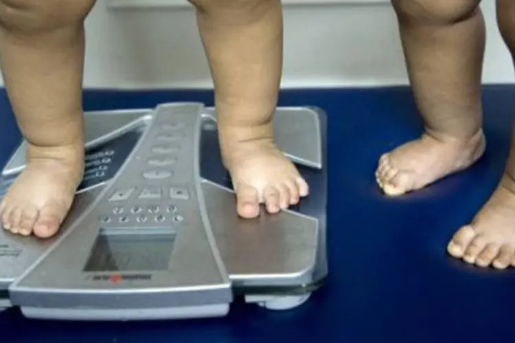 Obesidade infantil: crianças com sobrepeso têm cinco vezes mais chances de ter este problema quando adultos, além de sofrer com colesterol alto, hipertensão, asma e problemas mentais (Raul Arboleda/AFP)