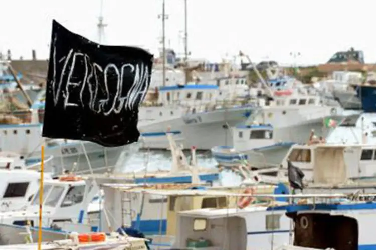 Bandeira preta com a palavra "vergonha" colocada no porto de Lampedusa: naufrágio reascendeu o debate sobre as políticas europeias de imigração (Alberto Pizzoli/AFP)
