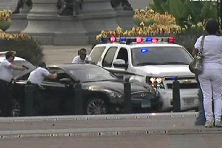 Imagem mostra o momento de perseguição policial em Washington: automóvel tentou atravessar um cordão de isolamento policial, perto da Casa Branca (AFP)