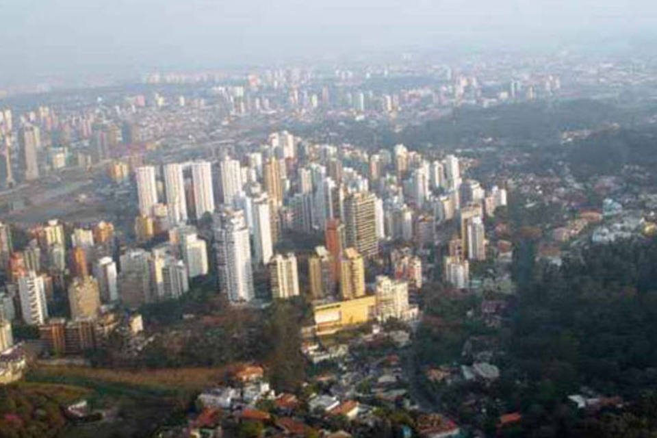 Manifestantes colocam fogo em pneus durante protesto em SP