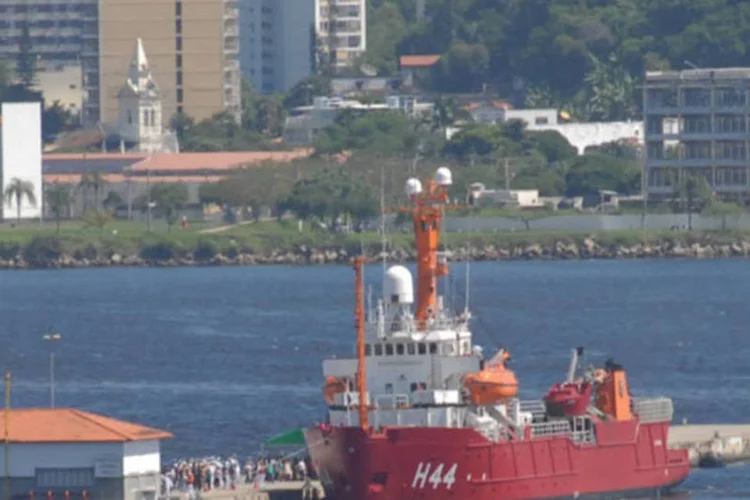 Navio de apoio oceanográfico Ary Rangel, da Marinha: pesquisadores farão levantamentos oceanográficos, observação de animais e coletas de amostras de solo e água (Tânia Rêgo/ABr)