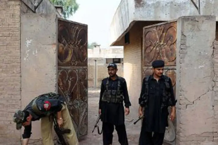 Policiais no local de atentado no Paquistão: rebeldes talebans proibiram no passado a campanha contra a pólio nas zonas tribais (Hasham Ahmed/AFP)