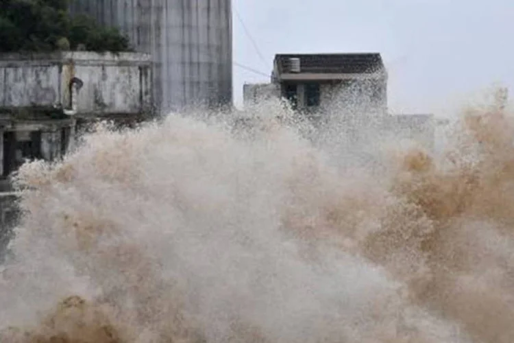 
	Onda gigante durante a passagem do tuf&atilde;o Fitow: tuf&atilde;o&nbsp;causou perdas econ&ocirc;micas no valor de mais de US$ 160 milh&otilde;es
 (AFP)