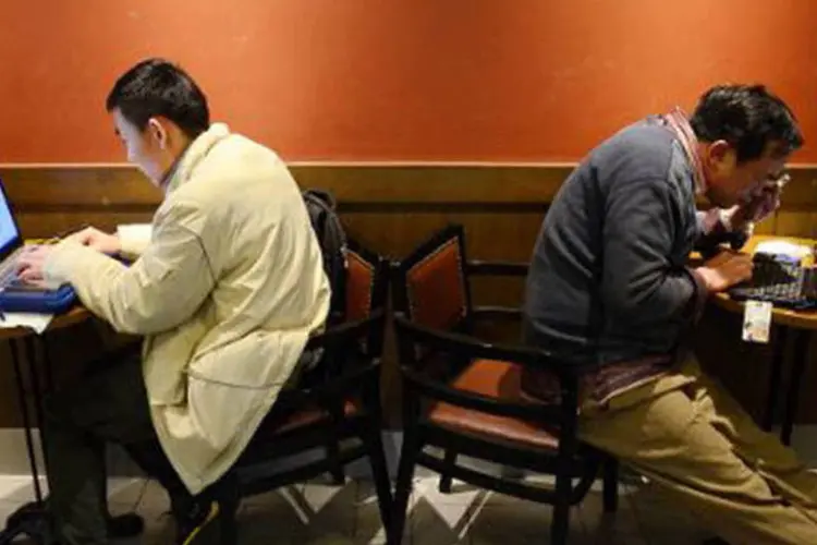 Chineses usam computadores em café de Pequim: os "policiais da rede" se encarregam de evitar que as redes sociais sirvam de espaço para criticar o regime comunista (Wang Zhao/AFP)