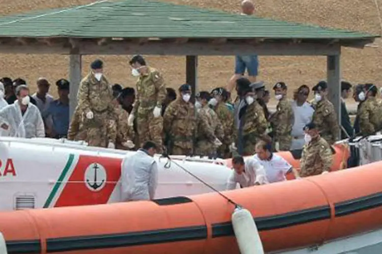 Barco da Guarda Costeira italiana em Lampedusa: no fundo do mar, a 50 metros de profundidade, os mergulhadores descreveram cenas de horror (Alberto Pizzoli/AFP)