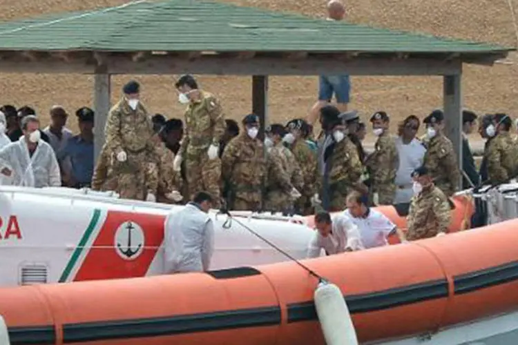
	Barco da Guarda Costeira italiana: pelo menos&nbsp;30 imigrantes morreram
 (Alberto Pizzoli/AFP)