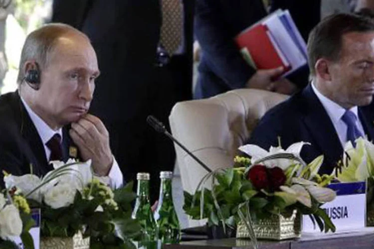 
	O presidente russo, Vladimir Putin (e), e o primeiro-ministro australiano, Tony Abbott, em f&oacute;rum: jornalistas &quot;passaram dos limites&quot;, segundo autoridades
 (Mast Irham/AFP)