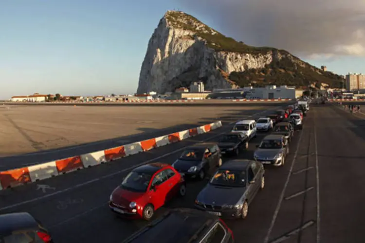 
	Fila de carros em Gibraltar: tens&otilde;es sobre o posto avan&ccedil;ado brit&acirc;nico no extremo sul da Espanha aumentaram no final de julho por causa de uma disputa sobre direitos de pesca e controles fronteiri&ccedil;os
 (Jon Nazca/Reuters)