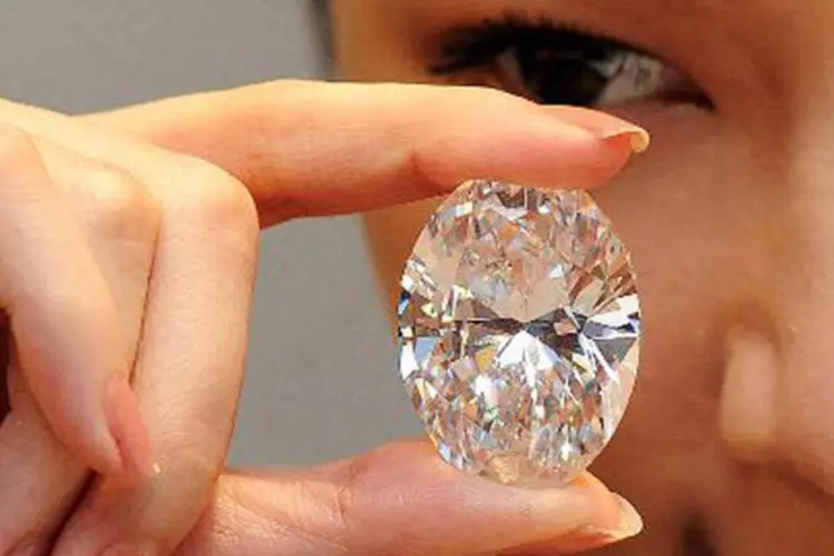 Modelo segura um diamante perfeito, durante um leilão realizado pela casa Sotheby's: a pedra foi descoberta em mina de país africano não identificado (Laurent Fievet/AFP)