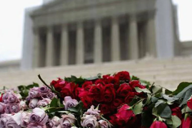 Rosas em frente ao prédio da Suprema Corte dos EUA: decisão confirma veredicto de tribunal de NY, que ordenou à Argentina o pagamento de 1,47 bilhão de dólares a fundos (Chip Somodevilla/AFP)