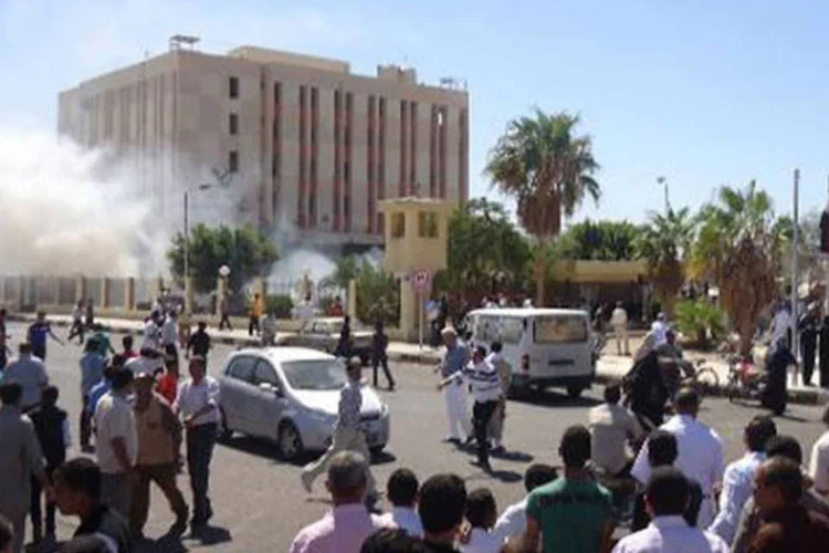 Egípcios se reúnem em local de ataque no Sinai: ataques acontecem um dia depois que 51 pessoas morreram em choques entre as forças do governo e os partidários de Mursi (AFP)