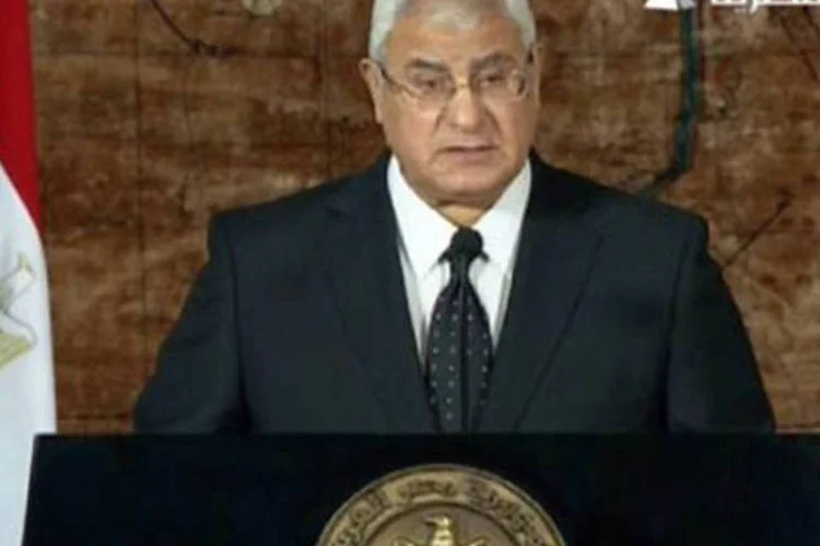 
	Imagem extra&iacute;da de um v&iacute;deo mostra o presidente eg&iacute;pcio, Adly Mansur: Mansur escolheu a Ar&aacute;bia Saudita como primeira viagem ao exterior desde que foi nomeado
 (AFP)