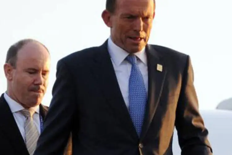 O primeiro-ministro australiano, Tony Abbott (d): Abbott, que assumiu o poder em setembro, havia prometido que seu governo não viveria acima de suas condições (Sonny Tumbelaka/AFP)