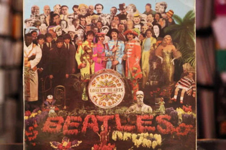 Álbum Sgt. Pepper"s Lonely Hearts Club Band, dos Beatles: jaqueta a ser leiloada é similar a utilizada por Lennon nesta capa (Getty Images)