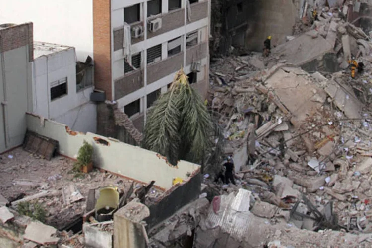 Equipes de resgate trabalham após explosão em prédio residencial de Rosário, Argentina: explosão foi causada por um grande vazamento de gás, informou agência oficial argentina (Marcelo Masuelli/Reuters)