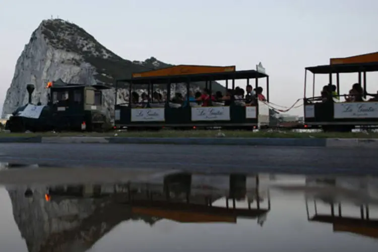 Turistas passam em frente ao penhasco de Gibraltar:  medida foi anunciada em momento de crescente tensão entre Espanha e Reino Unido (Jon Nazca/Reuters)