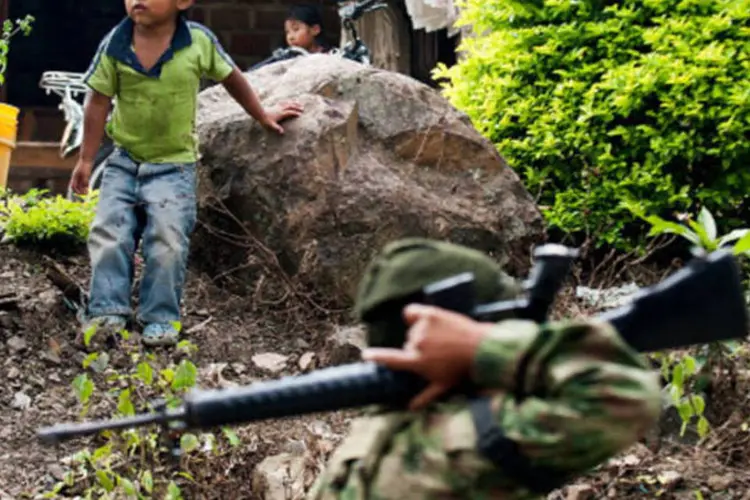
	Membro das FARC durante patrulhamento: &quot;aproximadamente 13.000 menores de idade foram vinculados pelas Farc as suas fileiras&quot;, segundo relat&oacute;rio
 (Getty Images)