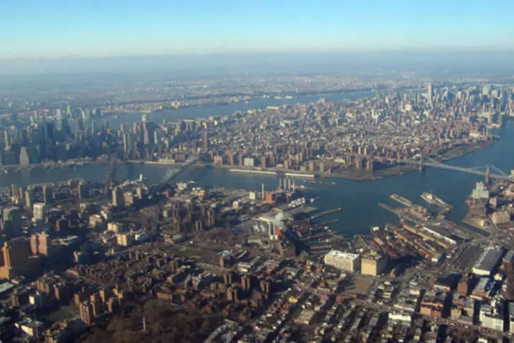 Vista aérea do bairro do Brooklyn: alta faz com que local continue se aproximando de Manhattan, o bairro mais caro da Big Apple (Wikimedia Commons)