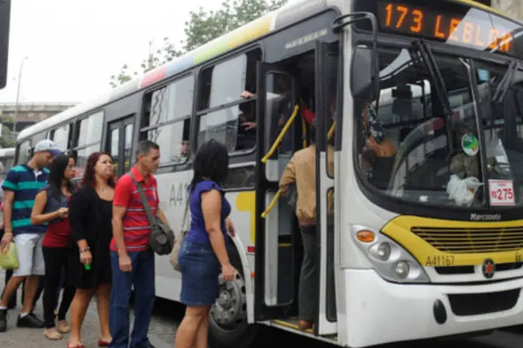 Passageiros entram em ônibus no Rio de Janeiro (Tânia Rêgo/ABr/Agência Brasil)