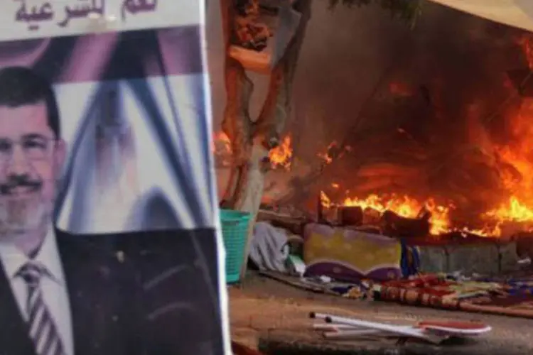 
	Acampamento incendiado no Cairo: o maior n&uacute;mero de mortos na capital foi registrado no acampamento dos seguidores do deposto presidente Mursi
 (Hassan Mohamed/AFP)