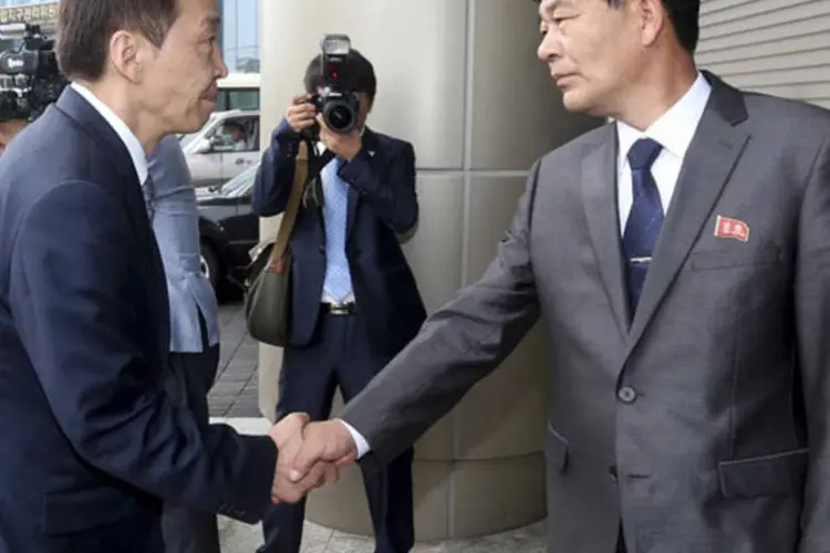 
	Representantes das Coreias do Sul e do Norte: As duas permanecem tecnicamente em guerra desde do conflito ocorrido entre 1950 e 1953
 (Korea Pool/Yonhap /Reuters)