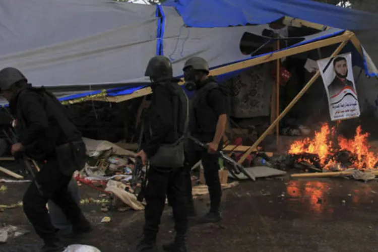 
	Policiais destroem acampamento da Irmandade Mu&ccedil;ulmana: porta-voz do do Executivo afirmou que &quot;os arruaceiros&quot; ser&atilde;o perseguidos
 (Stringer/Reuters)