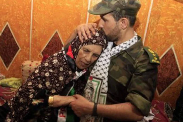 Prisioneiro palestino libertado reencontra a mãe:  Israel anunciou que o país construirá em breve milhares de casas nos assentamentos da Cisjordânia (Said Khatib/AFP)