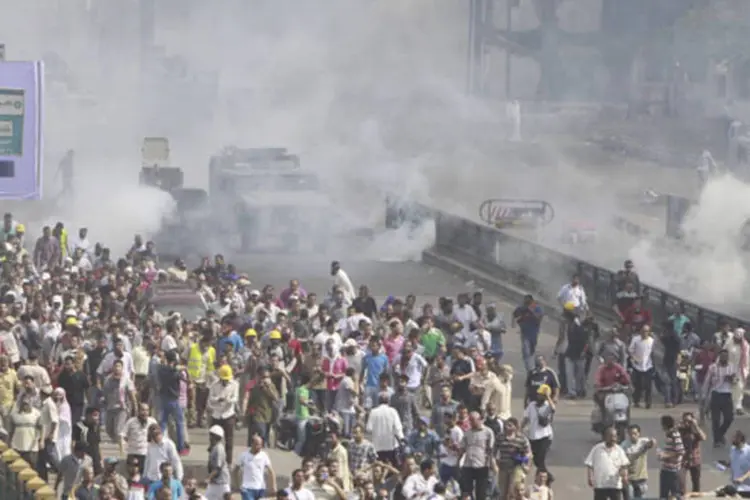 
	Manifestantes s&atilde;o dispersados pelo Ex&eacute;rcito no Egito: centenas de pessoas foram mortas
 (Mohamed Abd El Ghany/Reuters)