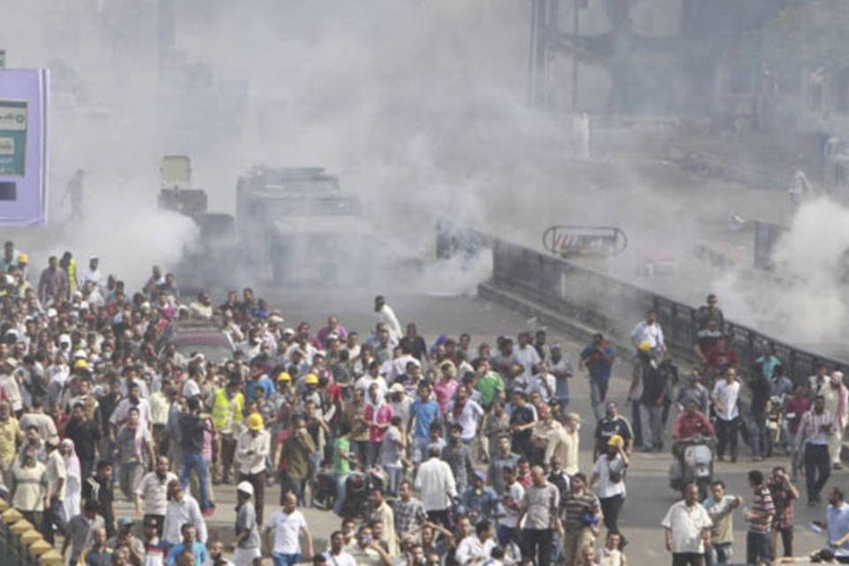 Egito fecha mercado de ações em meio a violência