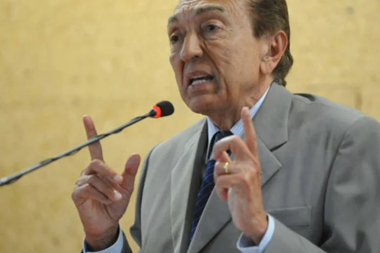 O ministro de Minas e Energia, Edison Lobão: “não há decisões ainda sobre retirar a urgência”, disse (Jose Cruz/ABr)