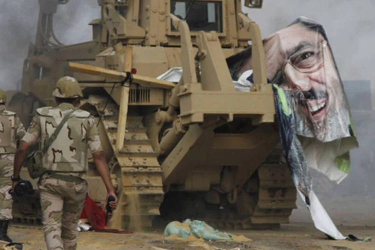 Militares durante ação contra acampamentos no Cairo: embaixada disse que decisão foi tomada para facilitar os deslocamentos dos funcionários na cidade (Mohamed Abd El Ghany/Reuters)