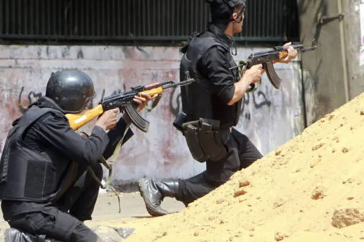 
	Policiais no Egito: ministro das Rela&ccedil;&otilde;es Exteriores eg&iacute;pcio afirmou que governo negocia com todos aqueles&nbsp;&quot;comprometidos com a paz e a lei&quot;
 (Mohamed Abd El Ghany/Reuters)