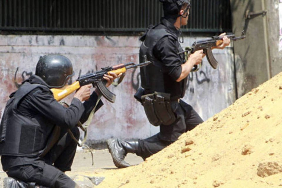 Governo e opositores trocam tiros em mesquita no Cairo