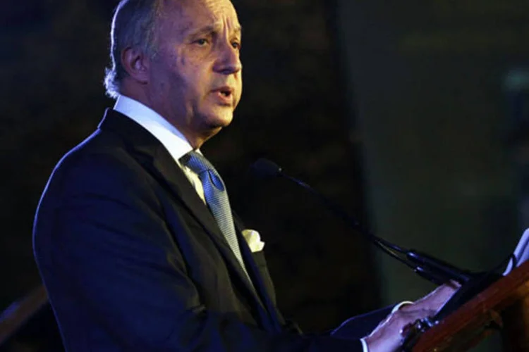 
	Chefe da diplomacia francesa, Laurent Fabius: ele pediu aos franceses no I&ecirc;men para diminuirem deslocamentos ao m&aacute;ximo
 (Henry Romero/Reuters)